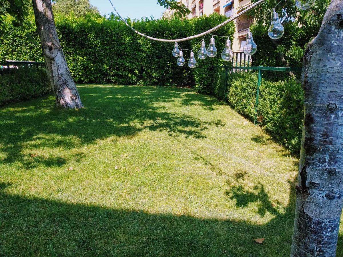 Split Apt With Parking Green Grass Of Home Exterior foto